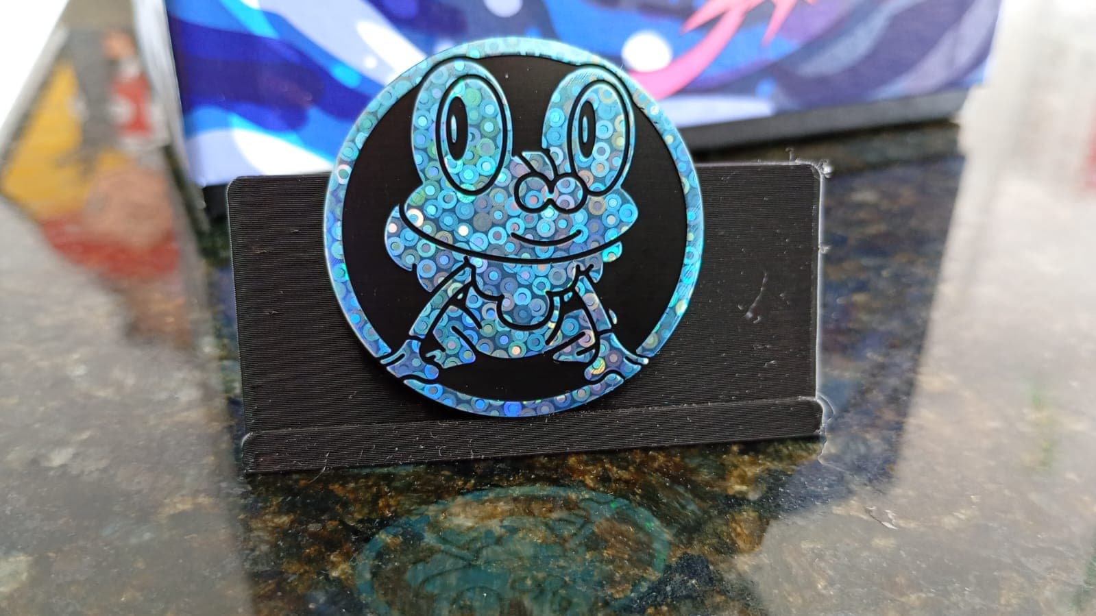 Coleção Treinador avançado - Caos Ascendente - Kit Moeda e Dados - Froakie